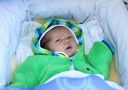 Ludvig myser i vagnen i jacka som han fått av grannen.