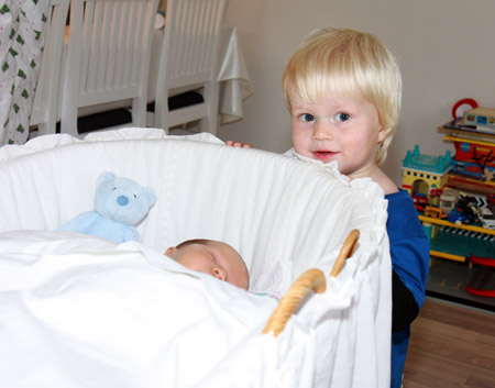 Anton tittar till lillebror. 