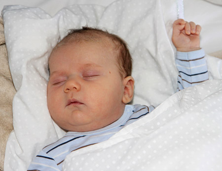 Sover gott i vår säng, där han också sover på nätterna än så länge.