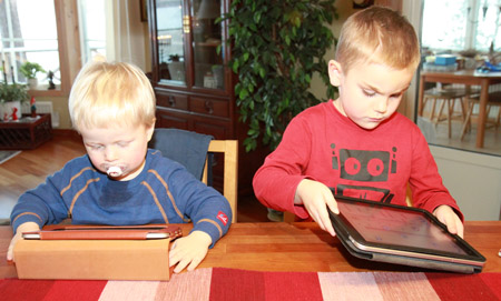 Killarna klistrade vid varsin Ipad. Så här såg det ut ganska ofta...