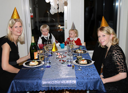 Vid middagsbordet. Halvparten samlade... 